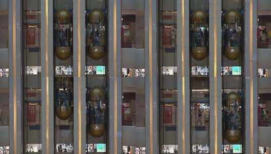 商场内忙碌的人群和繁忙的电梯高清在线视频素材下载