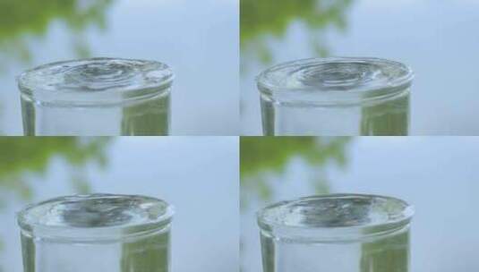 水滴落到装满水的杯子里高清在线视频素材下载