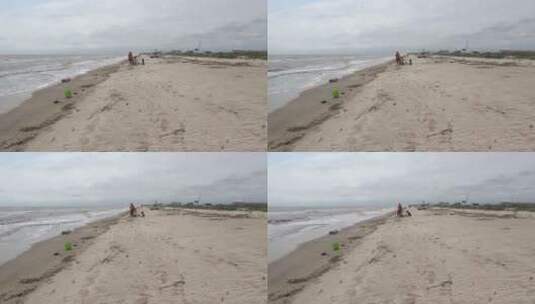 母子和狗狗在沙滩上玩耍高清在线视频素材下载