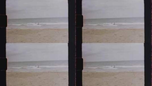 复古胶片机镜头里人们在海滩游泳高清在线视频素材下载