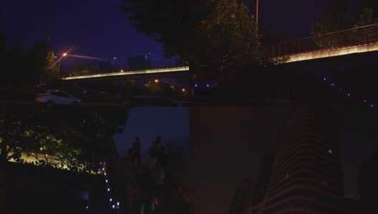 夜晚的桥高楼的灯光高清在线视频素材下载
