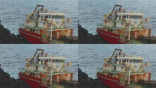 大海边搁浅的轮船高清在线视频素材下载