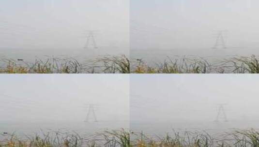 秋天白天湖面雾气与高压输电线路铁塔高清在线视频素材下载