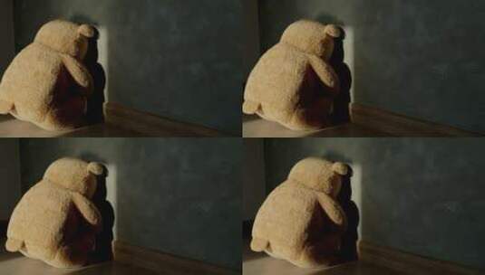 黑暗的角落里一直孤单的小熊玩偶高清在线视频素材下载