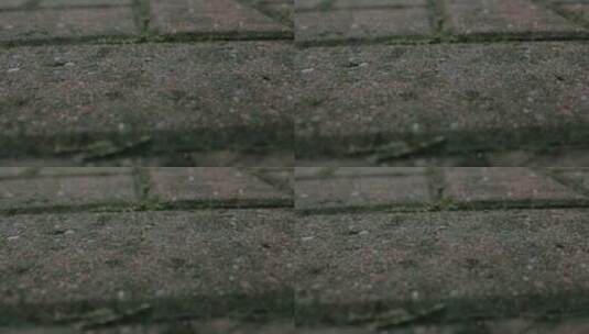 雨滴打在石头砖地板上高清在线视频素材下载