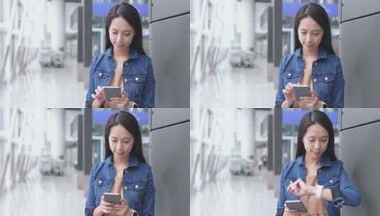 女子在机场玩手机高清在线视频素材下载