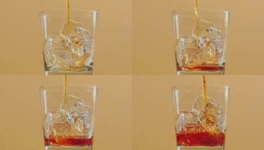 酒倒入了加冰的玻璃杯子里高清在线视频素材下载