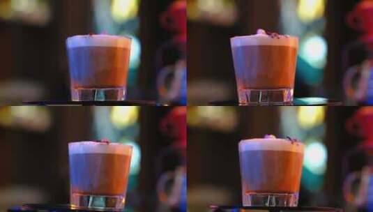 咖啡厅酒吧灯光背景下拿铁咖啡特写高清在线视频素材下载