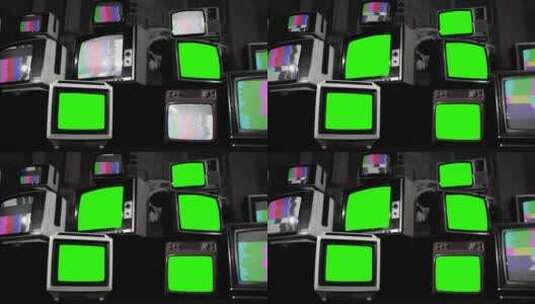 五台堆叠的老式电视打开绿屏高清在线视频素材下载