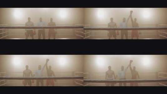 拳击裁判举起胜者的手臂高清在线视频素材下载