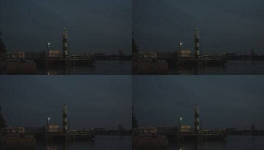 夜晚码头闪烁的灯塔高清在线视频素材下载