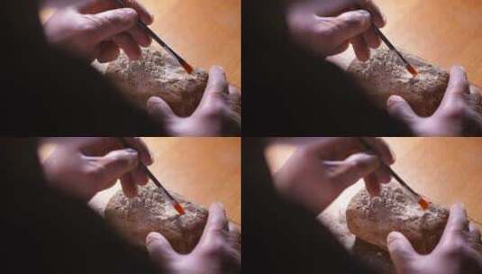 考古人员用刷子轻轻扫除文物上的灰土高清在线视频素材下载