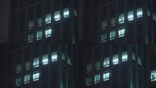 航拍夜晚现代办公大楼的办公室高清在线视频素材下载