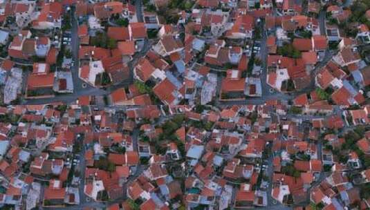 在塞浦路斯中部正宗村庄的红色屋顶上升起高清在线视频素材下载