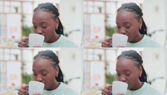 黑人妇女，在家休息时微笑着喝咖啡，放松周高清在线视频素材下载