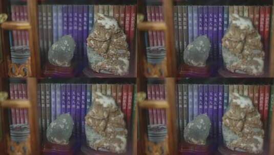 书架上的书籍与观赏石高清在线视频素材下载