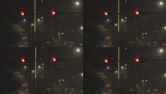 暴雨天气里的红绿灯高清在线视频素材下载