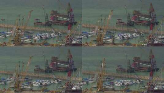 起重机装载沙子驳船时码头鸟瞰图。中国香港高清在线视频素材下载