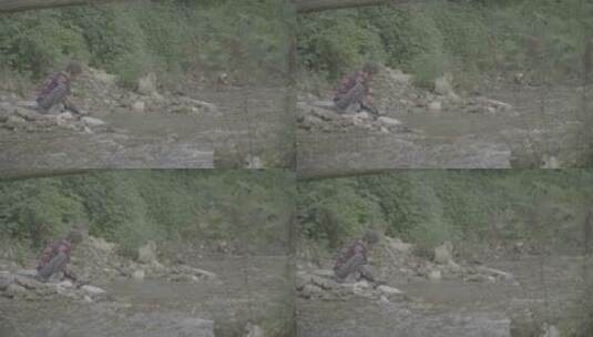 河边洗衣服的老年女子LOG高清在线视频素材下载