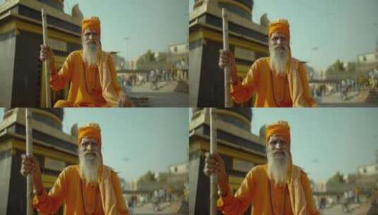 印度胡里节在街道静坐的僧侣高清在线视频素材下载