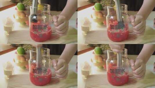 玻璃杯放入水果西瓜块榨汁高清在线视频素材下载