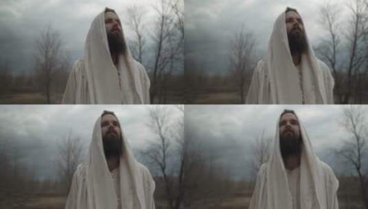 身着白袍的基督信徒在森林中仰望天空高清在线视频素材下载