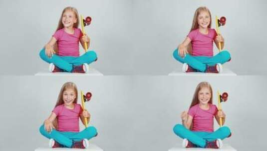 小女孩抱着滑板竖起大拇指表扬你高清在线视频素材下载