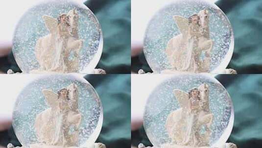 特写水晶球的人偶和飘浮的雪花高清在线视频素材下载