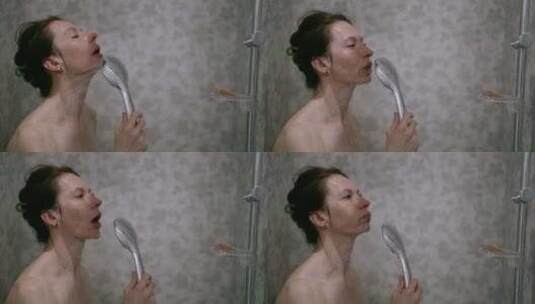 在寂静的浴室里，一个中年女人享受着淋浴的高清在线视频素材下载