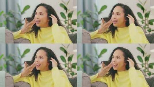 语音笔记，客厅和在家沙发上打电话的女人高清在线视频素材下载