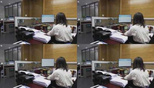 一个女孩坐在电脑旁工作高清在线视频素材下载