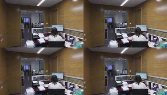 一个女孩坐在电脑旁工作高清在线视频素材下载