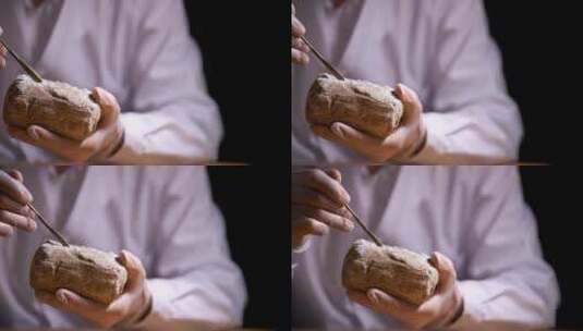 考古人员用洛阳铲铲除文物上的灰土高清在线视频素材下载