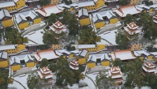 武汉武昌区宝通寺雪景航拍高清在线视频素材下载