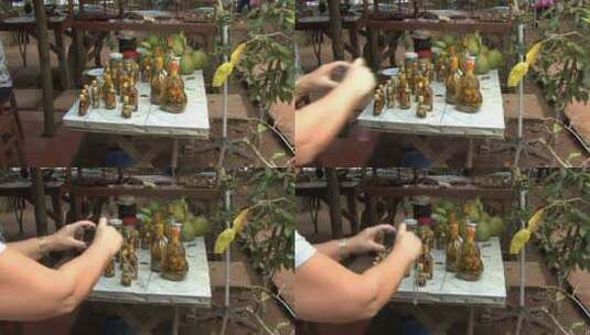 游客拍摄蛇酒高清在线视频素材下载
