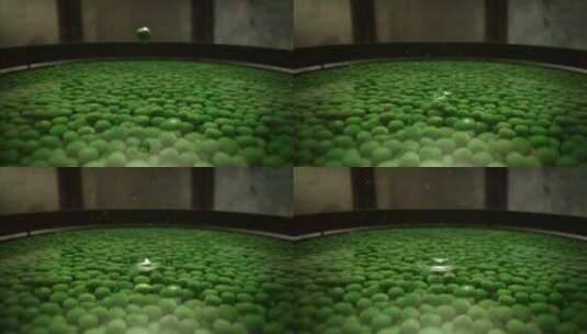 一颗豌豆落入豌豆池中的慢镜头特写高清在线视频素材下载