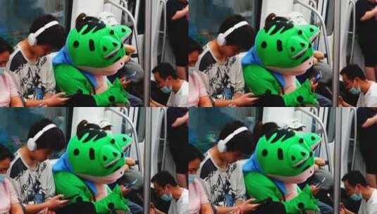 地铁内偶遇 青蛙扮演者2高清在线视频素材下载