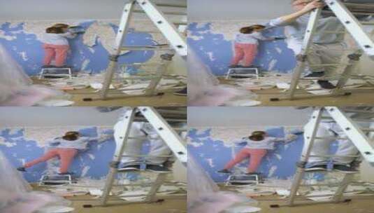 一名年轻女子小心翼翼地从墙上取下旧壁纸高清在线视频素材下载