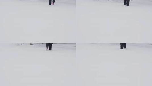 女人艰难的行走在雪地里高清在线视频素材下载