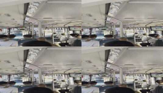 清晨年轻人乘坐公交车上班途中高清在线视频素材下载