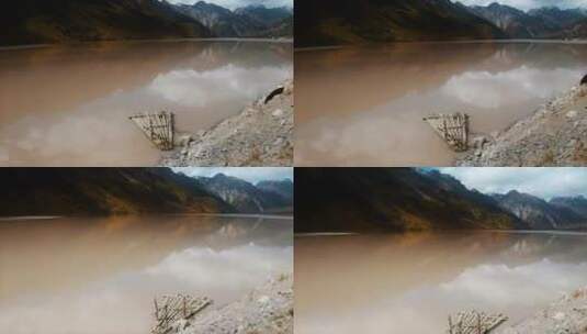 湖泊木筏视频青藏高原美丽湖泊倒影高清在线视频素材下载