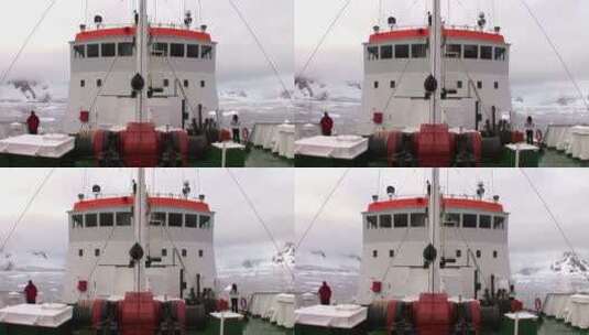航海船在南极冰山中行驶高清在线视频素材下载