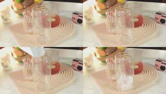 玻璃杯榨汁杯加入冰块高清在线视频素材下载