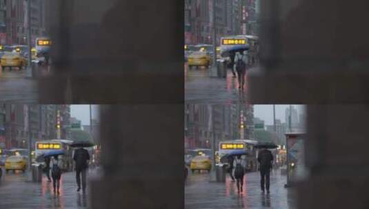 雨中街道打伞的的通勤者高清在线视频素材下载