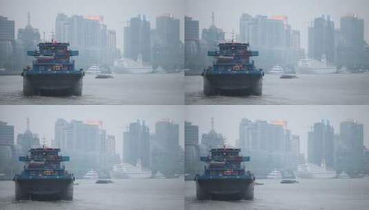 雾霾中行驶在珠江上的一艘驳船高清在线视频素材下载
