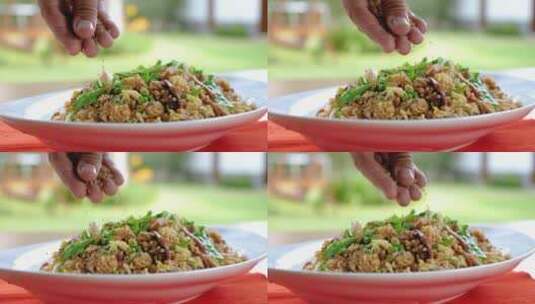 将芝麻籽加入油炸米饭中高清在线视频素材下载