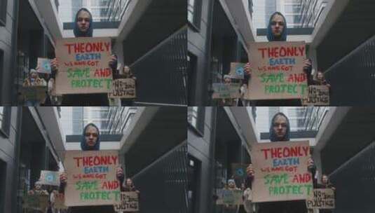 拿着纸板标语牌抗议的男孩高清在线视频素材下载