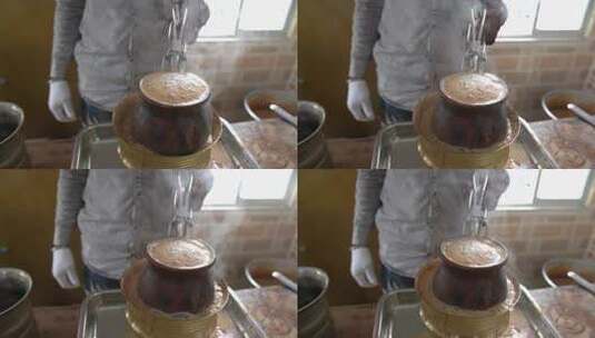 印度街头食品小贩在热粘土中煮沸制作坦杜里马萨拉茶的特写镜头高清在线视频素材下载