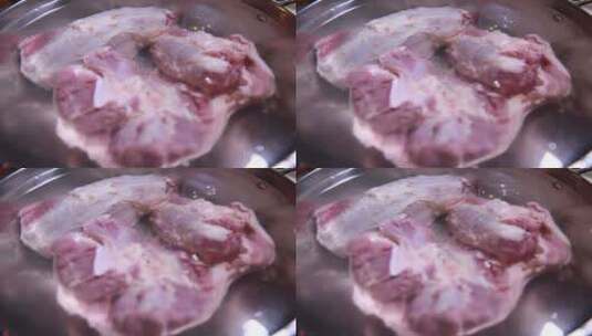 清水浸泡清洗肉类高清在线视频素材下载