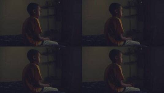 男孩在卧室床上坐着高清在线视频素材下载